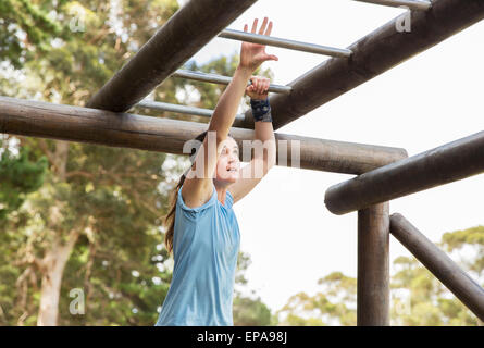 Frau-Klettergerüst-Bootcamp-Hindernis-Parcours Stockfoto