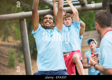 Mann-Klettergerüst-Bootcamp-Hindernis-Parcours Stockfoto