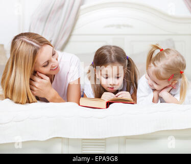 Mutter und ihre Töchter Bett Zeit Geschichte Buch Stockfoto