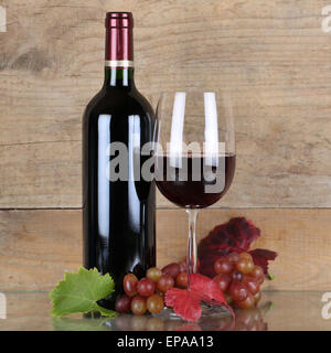 Rotwein in Weinflasche Vor Einem Hintergrund aus Holz Stockfoto