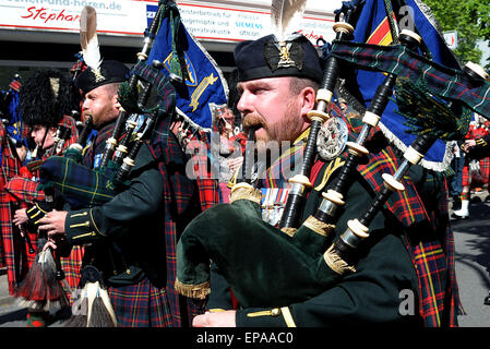 Bad Fallingbostel, Deutschland. 15. Mai 2015. Britische Soldaten mit Dudelsack an ein Austritt parade in Bad Fallingbostel, Deutschland, 15. Mai 2015. Anlässlich ihrer verlassen, statt britischen Streitkräfte eine Militärparade, Tag der offenen Tür und ein Familienfest in Bad Fallingbostel. In den kommenden Monaten werden die rund 2300 Soldaten und ihre Familien die Stadt, im Rahmen der seit langem geplante Rückzug der Truppen verlassen. Foto: PETER STEFFEN/Dpa/Alamy Live News Stockfoto