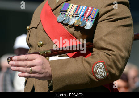 Bad Fallingbostel, Deutschland. 15. Mai 2015. Eine britische Soldaten mit Medaillen auf seiner Uniform, bei einer verlassen Parade in Bad Fallingbostel, Deutschland, 15 Mai 2015. Anlässlich ihrer verlassen, statt britischen Streitkräfte eine Militärparade, Tag der offenen Tür und ein Familienfest in Bad Fallingbostel. In den kommenden Monaten werden die rund 2300 Soldaten und ihre Familien die Stadt, im Rahmen der seit langem geplante Rückzug der Truppen verlassen. Foto: PETER STEFFEN/Dpa/Alamy Live News Stockfoto