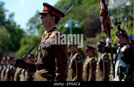 Bad Fallingbostel, Deutschland. 15. Mai 2015. Britische Soldaten in einem verlassen die parade in Bad Fallingbostel, Deutschland, 15. Mai 2015. Anlässlich ihrer verlassen, statt britischen Streitkräfte eine Militärparade, Tag der offenen Tür und ein Familienfest in Bad Fallingbostel. In den kommenden Monaten werden die rund 2300 Soldaten und ihre Familien die Stadt, im Rahmen der seit langem geplante Rückzug der Truppen verlassen. Foto: PETER STEFFEN/Dpa/Alamy Live News Stockfoto