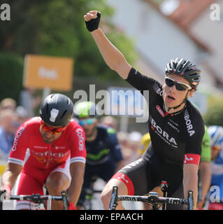 Bayern, Deutschland. 15. Mai 2015. HANDOUT - Radtour von Bayern. 3. Etappe von Selb nach Ebern. Irlands Sam Bennett (r) vom Team Bora Argon 18 feiert seinen Sieg vor Frankreichs Nacer Bouhanni von Team Cofidis. Bildnachweis: Dpa picture Alliance/Alamy Live News Stockfoto