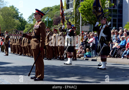 Bad Fallingbostel, Deutschland. 15. Mai 2015. Britische Soldaten in einem verlassen die parade in Bad Fallingbostel, Deutschland, 15. Mai 2015. Anlässlich ihrer verlassen, statt britischen Streitkräfte eine Militärparade, Tag der offenen Tür und ein Familienfest in Bad Fallingbostel. In den kommenden Monaten werden die rund 2300 Soldaten und ihre Familien die Stadt, im Rahmen der seit langem geplante Rückzug der Truppen verlassen. Foto: PETER STEFFEN/Dpa/Alamy Live News Stockfoto