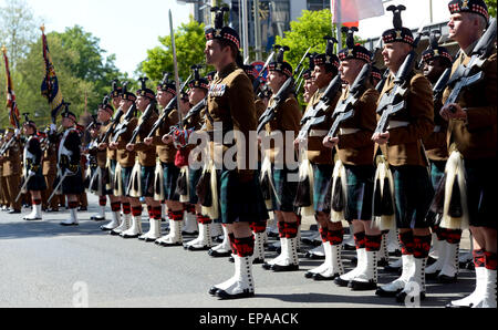 Bad Fallingbostel, Deutschland. 15. Mai 2015. Britische Soldaten in einem verlassen die parade in Bad Fallingbostel, Deutschland, 15. Mai 2015. Anlässlich ihrer verlassen, statt britischen Streitkräfte eine Militärparade, Tag der offenen Tür und ein Familienfest in Bad Fallingbostel. In den kommenden Monaten werden die rund 2300 Soldaten und ihre Familien die Stadt, im Rahmen der seit langem geplante Rückzug der Truppen verlassen. Foto: PETER STEFFEN/Dpa/Alamy Live News Stockfoto