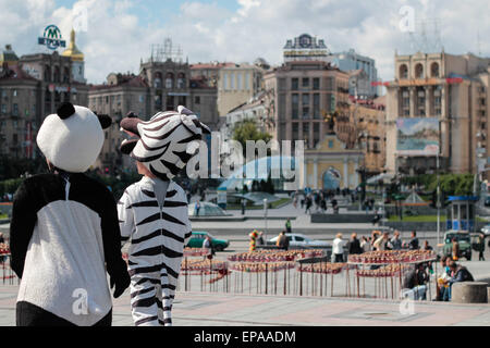 Kiew, Ukraine. 15. Mai 2015. Menschen sehen Sie Fotos, die während der Veranstaltungen am Unabhängigkeitsplatz © Furyk/ZUMA Nazar gemacht wurden Wire/ZUMAPRESS.com/Alamy Live-Nachrichten Stockfoto