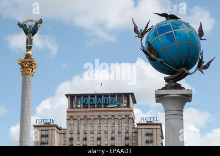 Kiew, Ukraine. 15. Mai 2015. Globus bei der Post. Stella Unabhängigkeit. Das Hotel "Ukraine" © Nazar Furyk/ZUMA Wire/ZUMAPRESS.com/Alamy Live News Stockfoto