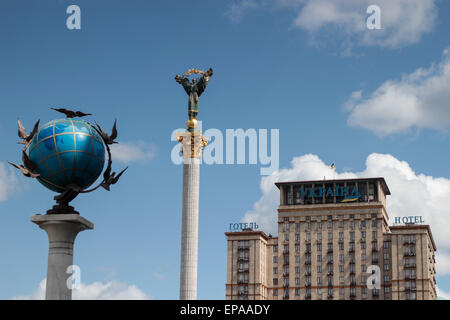 Kiew, Ukraine. 15. Mai 2015. Globus bei der Post. Stella Unabhängigkeit. Das Hotel "Ukraine" © Nazar Furyk/ZUMA Wire/ZUMAPRESS.com/Alamy Live News Stockfoto