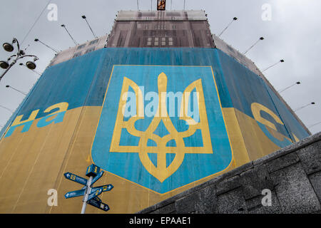 Kiew, Ukraine. 15. Mai 2015. Neben einem Gebäude eingehüllt in ein Netz gemalt in der Ukraine Landesfarben, in der Nähe der Maidan-Platz im Zentrum von Kiew, Ukraine © Nazar Furyk/ZUMA Wire/ZUMAPRESS.com/Alamy Live-Nachrichten Stockfoto