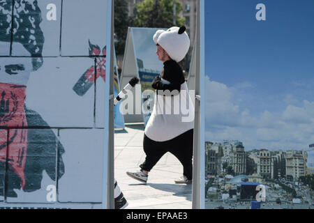 Kiew, Ukraine. 15. Mai 2015. Menschen sehen Sie Fotos, die während der Veranstaltungen am Unabhängigkeitsplatz © Furyk/ZUMA Nazar gemacht wurden Wire/ZUMAPRESS.com/Alamy Live-Nachrichten Stockfoto