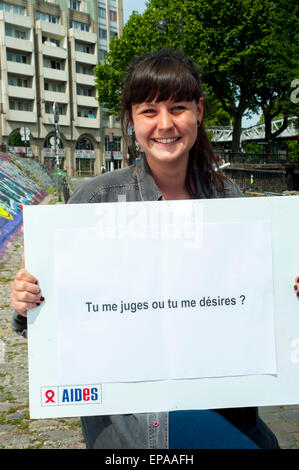 Paris, Frankreich, UNTERSTÜTZT HIV-Kampagne gegen Homophobie, IDAHOT, Portrait with Woman Holding Anti-Diskrimination-Slogan auf Protestschild Stockfoto