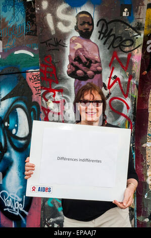 Paris, Frankreich., AIDES Campaign Against Homophobie, IDAHOT, Porträt mit Frau mit Anti-Diskriminierung-Slogan auf dem Schild Stockfoto