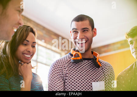 lachende casual Business-Leute treffen Stockfoto