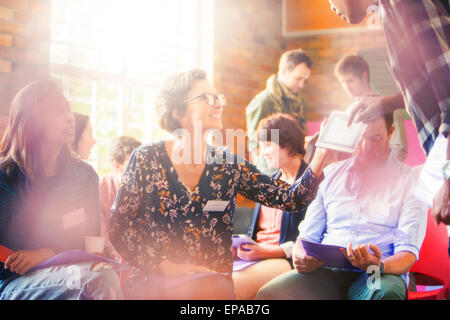 Frau mit digital-Tablette Gemeindezentrum Stockfoto