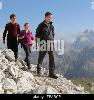 Wanderung Gruppe Junger Menschen in Den Bergen Stockfoto