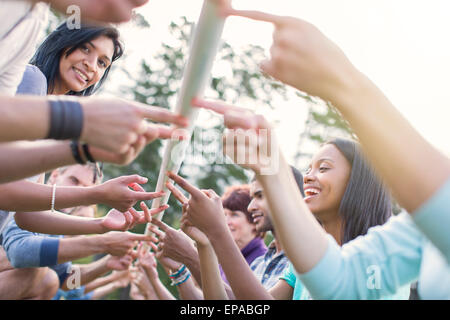 Team ausgleichenden Pol Fingerspitze Stockfoto