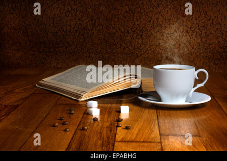 Heiße Tasse frischen Kaffee auf den Holztisch und einen Stapel Bücher zu lesen Stockfoto