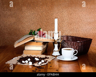 Heiße Tasse frischen Kaffee auf den Holztisch und Stapel Bücher mit roter Rose lesen Stockfoto