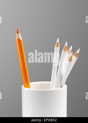 Orange Bleistift Tasse weißer Stillleben Stockfoto