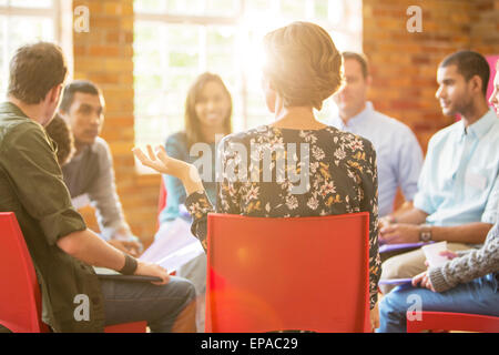 sprechenden Frau Gruppentherapie-Sitzung Stockfoto