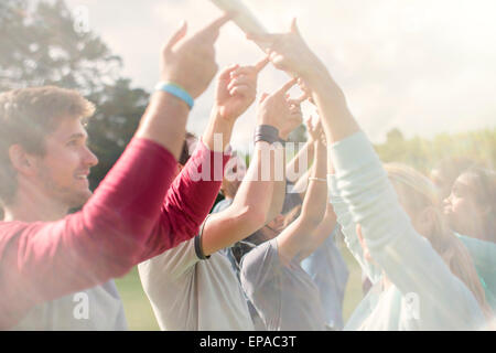 ausgleichenden Pol Overhead Fingertip-Team Stockfoto