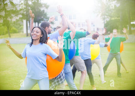 Durchführung von Fitness Ball Teambuilding-Aktivität Stockfoto