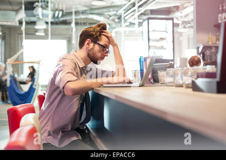 mit Schwerpunkt Geschäftsmann arbeiten Laptop café Stockfoto