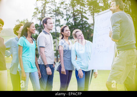 führender Mann Tagungsraum Flipchart Stockfoto