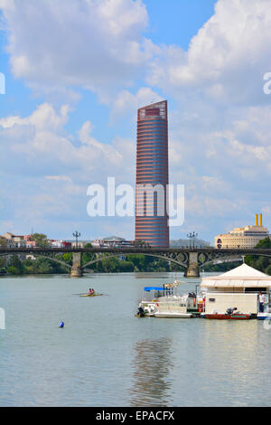 Vistas de Sevilla. Torre Pelli, Pelli Turm, Rio Guadalquivir Fluss Guadalquivir Stockfoto