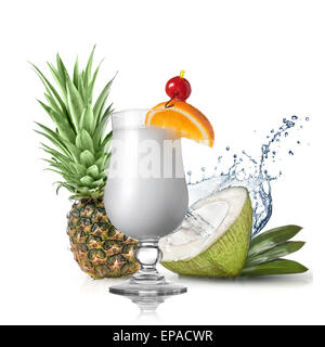 Pina Colada cocktail vor Ananas und Kokosnuss isoliert auf weiss Stockfoto