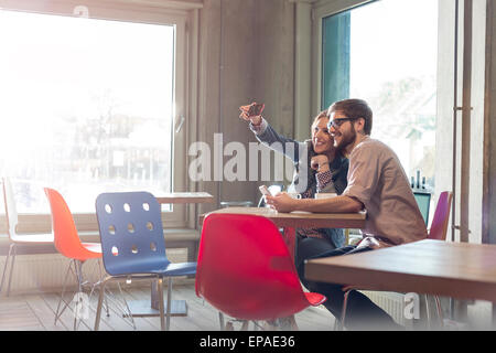 Heterosexuelles Paar Selfie Kamera Telefon café Stockfoto