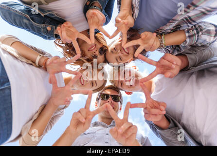 Gruppe von Jugendlichen zeigt fünf finger Stockfoto