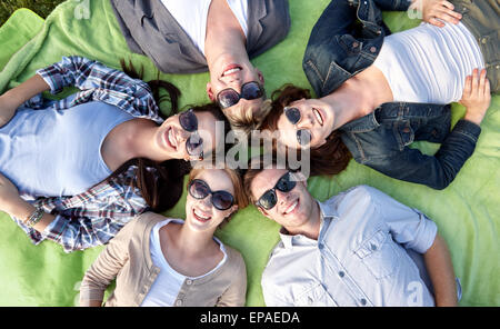 Gruppe von Studenten oder Jugendliche im Kreis liegen Stockfoto