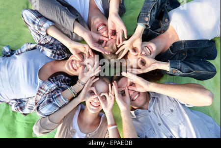 Gruppe von Studenten oder Jugendliche im Kreis liegen Stockfoto