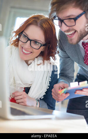Business-Leute arbeiten Notebook hautnah Stockfoto