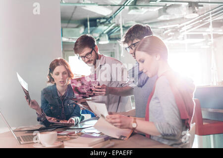 kreative Geschäftsleute beweist Büro Stockfoto