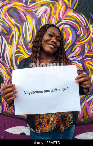 Paris, Frankreich., AIDES Campaign Against Discrimination Homophobie, IDAHOT, Portraits mit Slogans auf Plakaten, Afrikanerin 'Do you See the difference?) Jugendliche in der Stadt Stockfoto