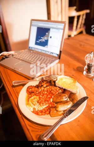 Englisches Frühstück vegetarisches im St. Agnes Hotel verfügt über kostenlosen WLAN-Zugang für Computer-Laptop-Nutzer, im Zentrum des Dorfes von St. Agnes in Nord Cornwall, England. Stockfoto