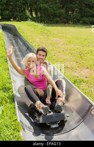 Glückliches Paar genießen Sommer Schlitten Stockfoto