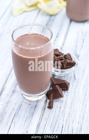 Schokolade Milch (close-up auf hellen Holz Hintergrund gedreht) Stockfoto