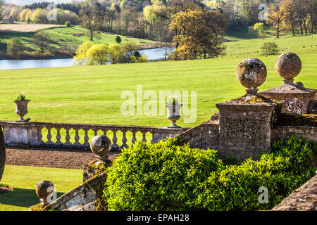 Blick von der Terrasse des Bowood House in Wiltshire. Stockfoto