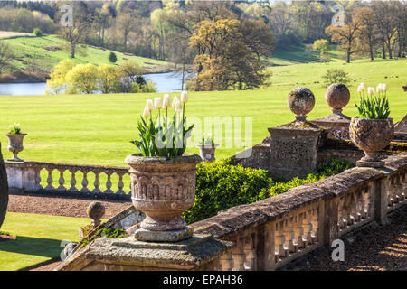 Blick von der Terrasse des Bowood House in Wiltshire. Stockfoto