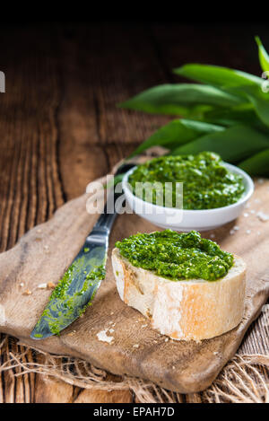 Portion frische hausgemachte Bärlauch-Pesto auf rustikalen Hintergrund Stockfoto