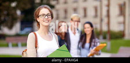 glücklich Jugendlichen Studenten mit Schule Ordner Stockfoto