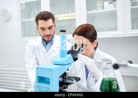 junge Wissenschaftler, Test oder Forschung in Labor Stockfoto