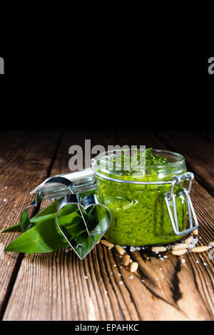 Portion frische hausgemachte Bärlauch-Pesto auf rustikalen Hintergrund Stockfoto