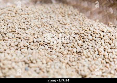 Nahaufnahme von ungerösteten Kaffeebohnen in Korb Stockfoto