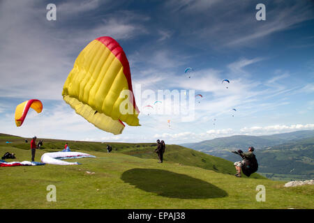 Gleitschirm etwa abzunehmen in Brecon Beacons National Park, Wales. Stockfoto