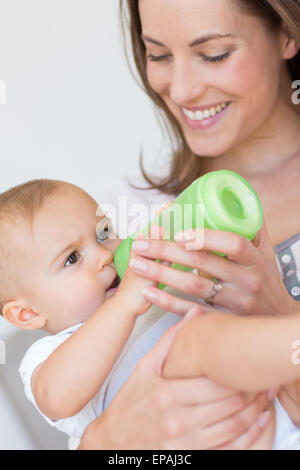 Mutter Fütterung Baby mit Milchflasche Stockfoto
